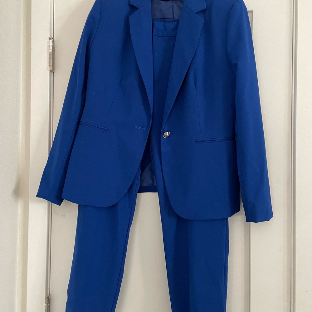 Zara Suit - Blue blazer size 8 and pants sizes 10 
Excellent condition.